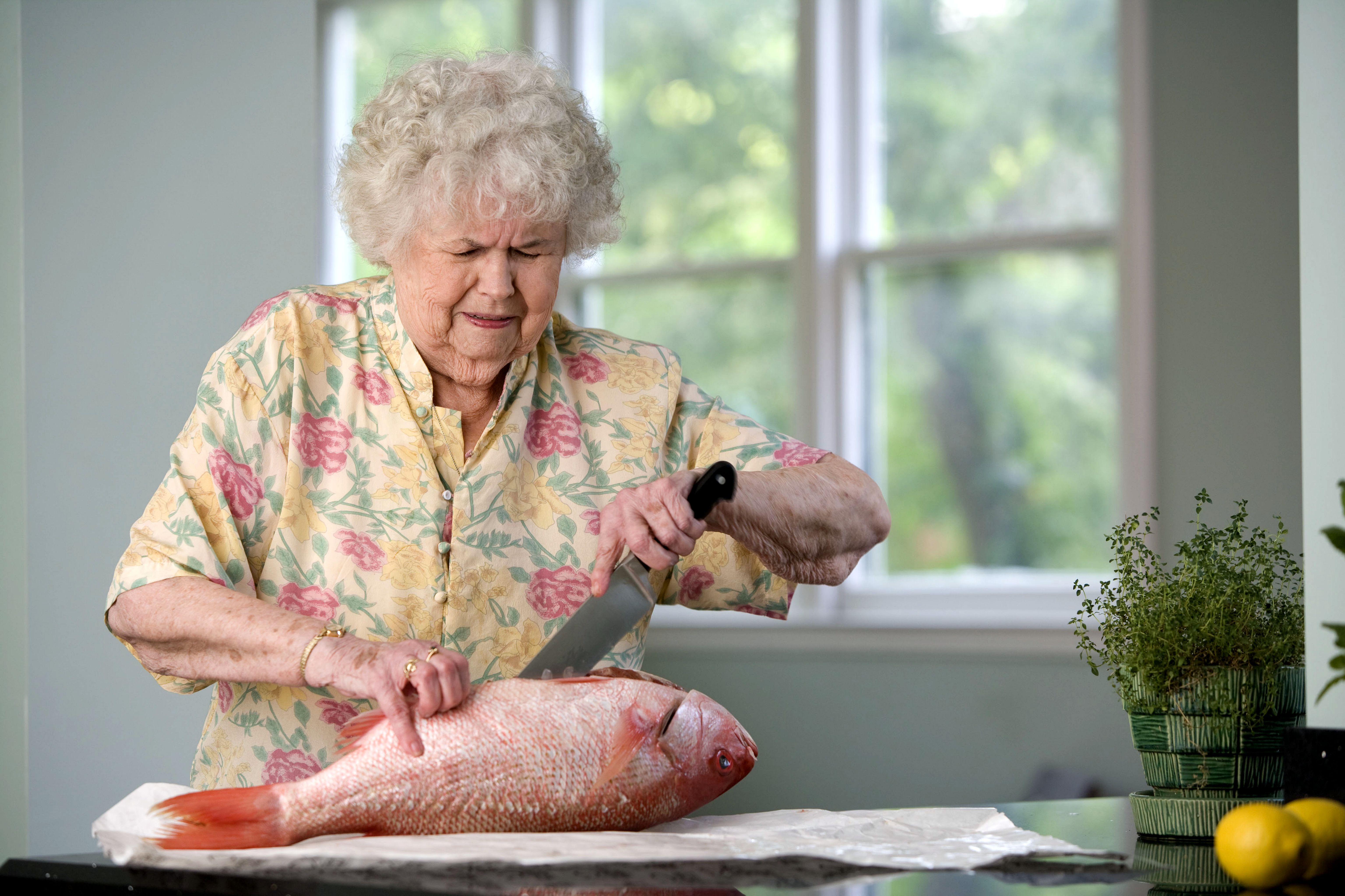Что нужно в старости. Рукоделие для пожилых. Еда для пожилых людей. Пожилая женщина ест рыбу. Питание пожилых людей рыба.
