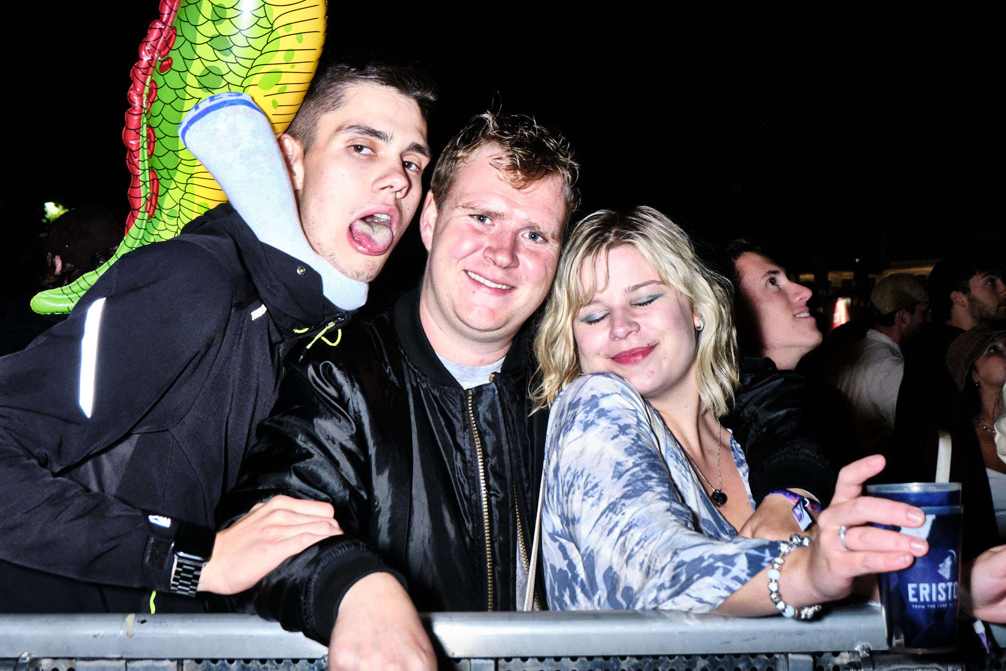 Drie studenten op de kickoff. Een van de studenten steekt zijn tong uit.